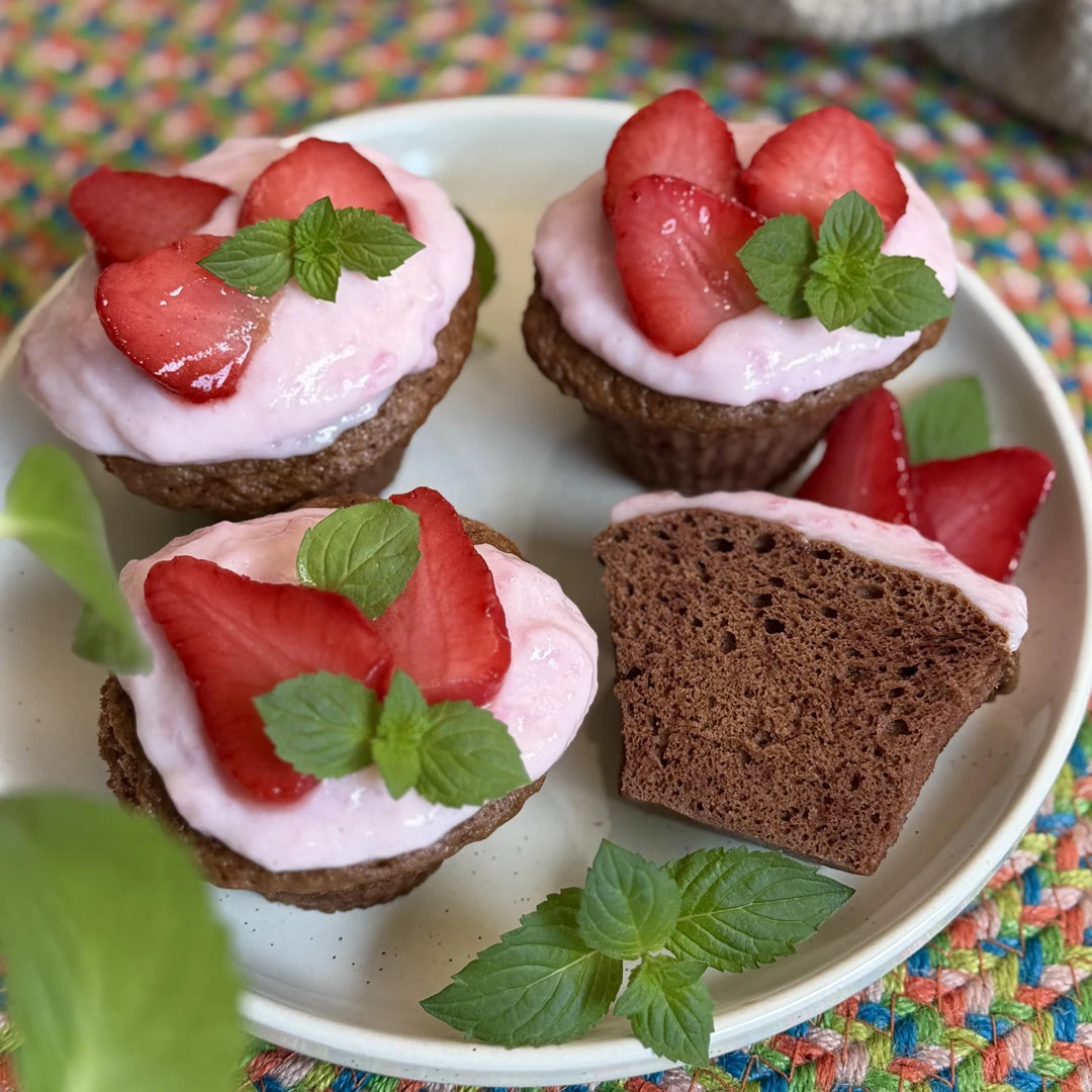 5-Minuten-Keto-Muffins aus der Mikrowelle mit zuckerfreier Erdbeer-Dessertsauce