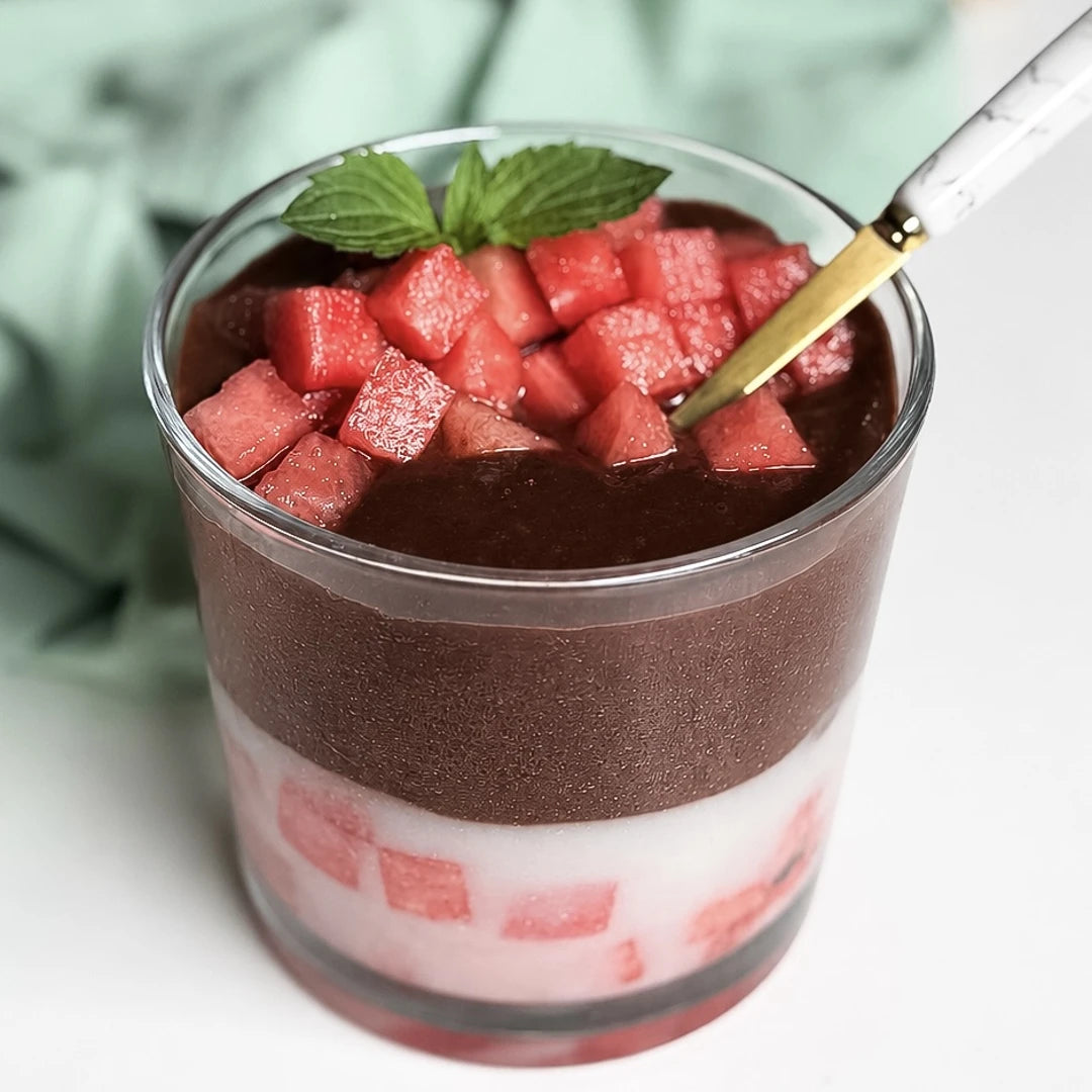 Schoko-Kokos-Keto-Dessert im Glas mit Wassermelone